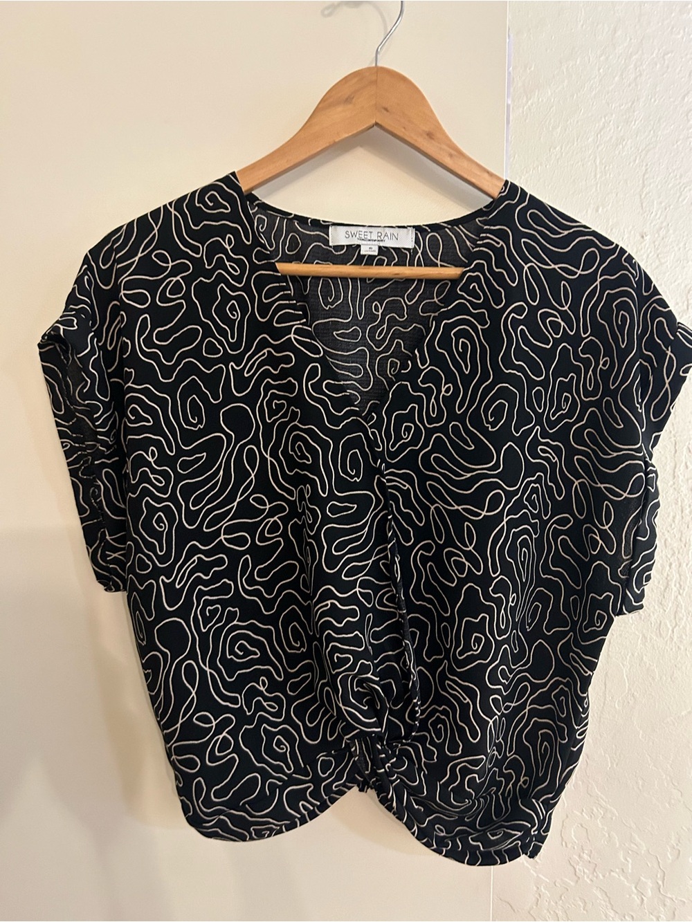 💜3 for $25💜Sweet Rain Black Top with Cream Abstract Line Print
